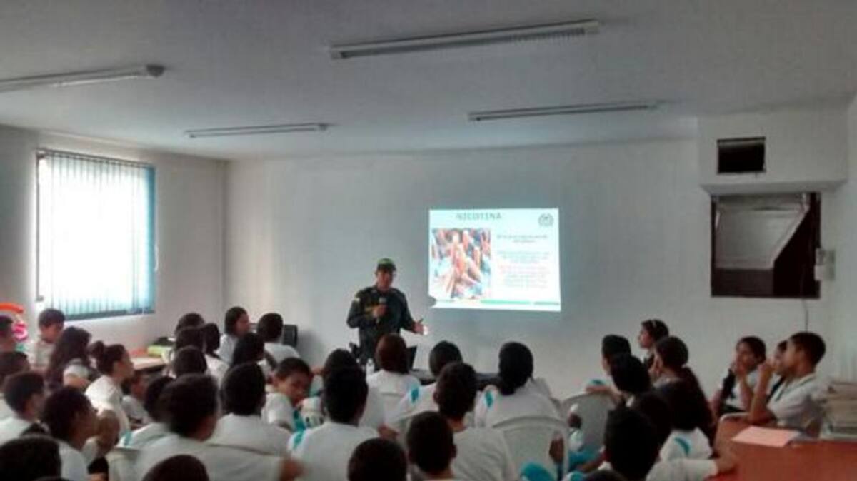 Policía adelanta campaña para prevención de droga en colegios de Montería. Cortesía.