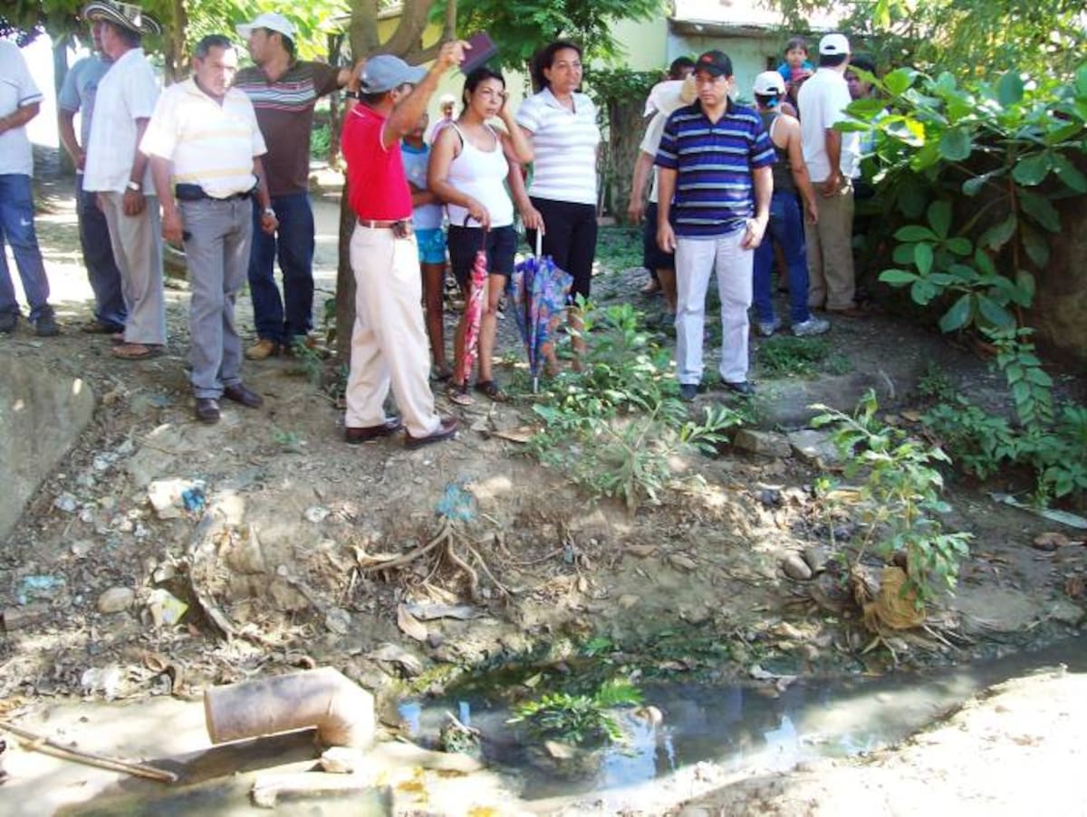 Gustavo José Castillo, alcalde municipal y algunos de sus funcionarios realizaron una visita al barrio El Progreso para conocer de primera mano la situación de la comunidad. JOSEITO CASTAÑO PÁJARO