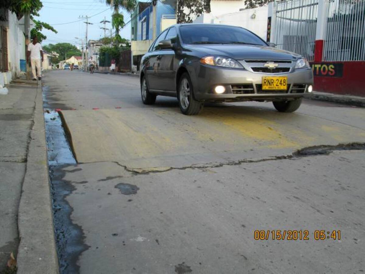 El riesgo latente de accidentes es permanente en la Cuarta Avenida de Manga por el casi nulo avistamiento de los reductores de velocidad. PEDRO TORRES-EL UNIVERSAL