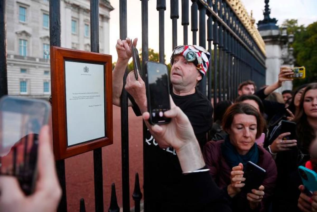 Anuncio oficial de la muerte de la reina Isabel II en las puertas del Palacio de Buckingham Londres, Reino Unido. //EFE.