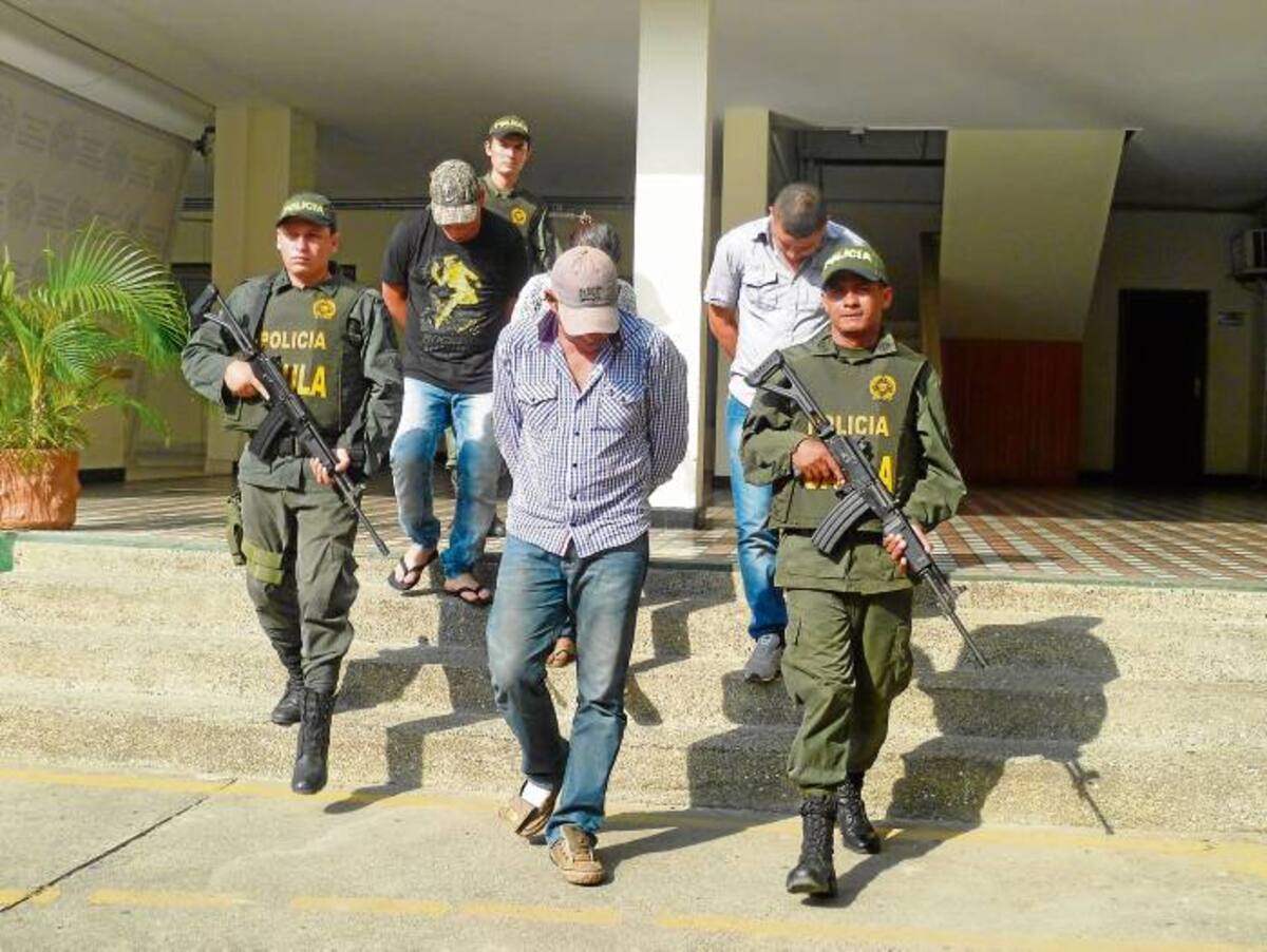 José Miguel Demoya, alias ‘Chirimoya, Darinel Tejada, Hernán Teherán y Bleidis Soffía Rudiño, miembros de Los Urabeños, que fueron capturados por la Policía.