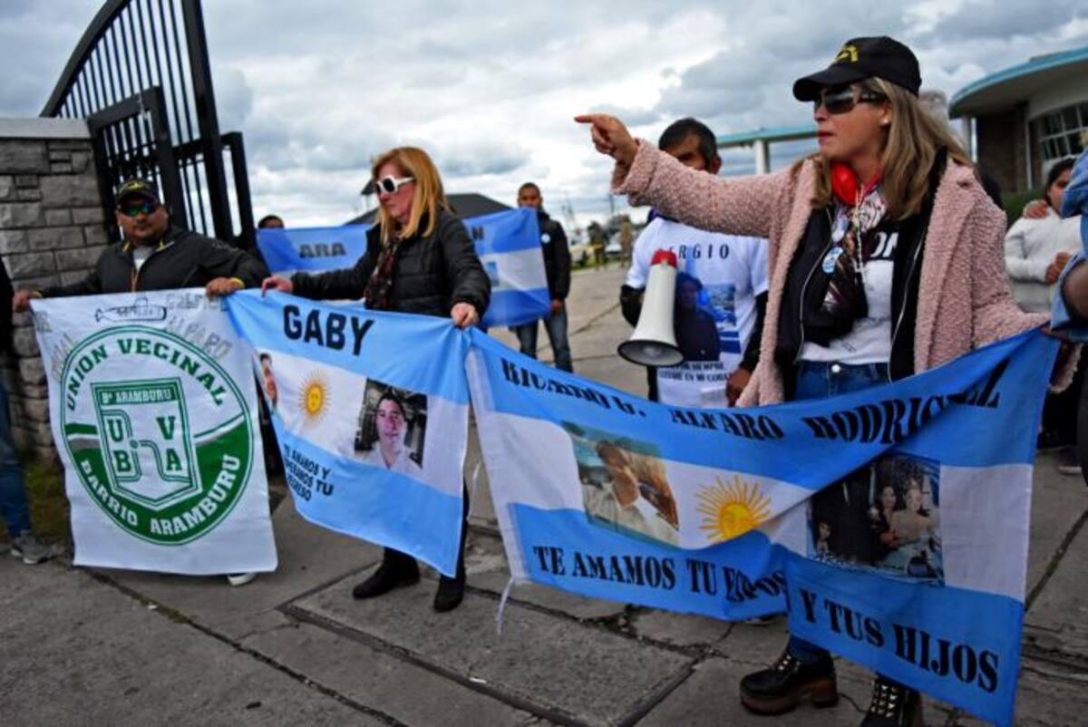 Familiares de los submarinistas del Ara San Juan. EFE Eduardo López