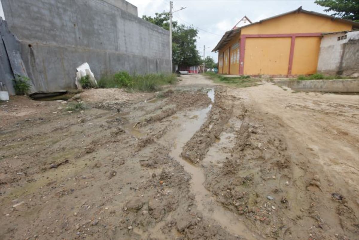 Detrás del centro de salud de Arroyo de las Canoas hay agua estancada en un hueco y en la calle. Aroldo Mestre/ El Universal.