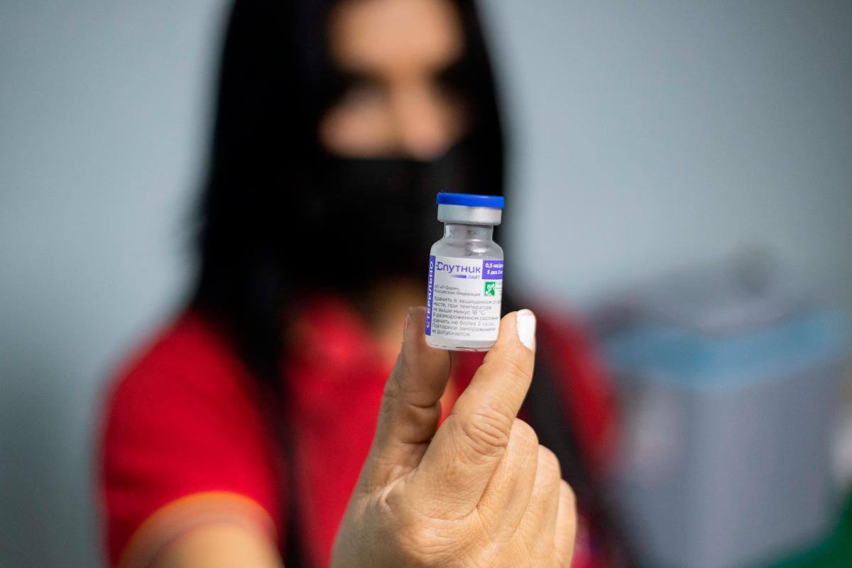 Las vacunas de refuerzo evitan en un 80 % que ómicron provoque casos graves