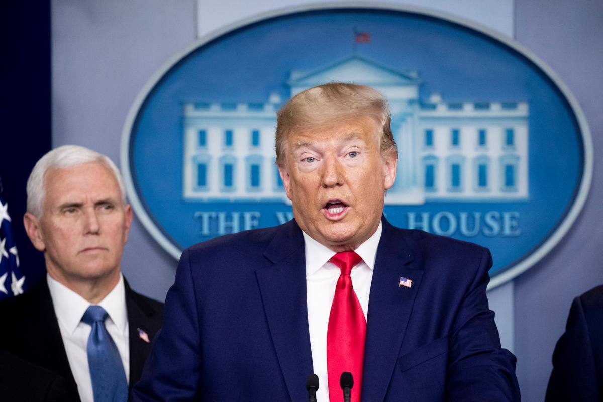 Trump confirma muerte de mujer por coronavirus