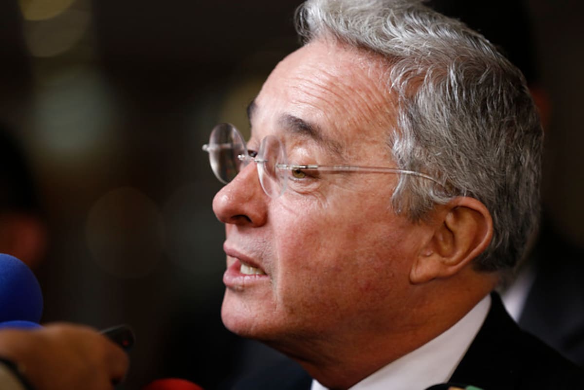 El expresidente de la República y senador Álvaro Uribe Vélez, se disculpó ante el exdirector de Canal Capital y hoy concejal Hollman Morris, por unos señalamientos que hiciera contra los trabajadores de dicho medio. Colprensa