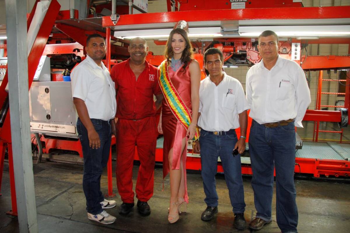 En rotativa: Francisco Pernett, Óscar Vargas; la Señorita Cartagena, Gabriela Puente, Obdonel Meléndez y Alex Fontalvo.
