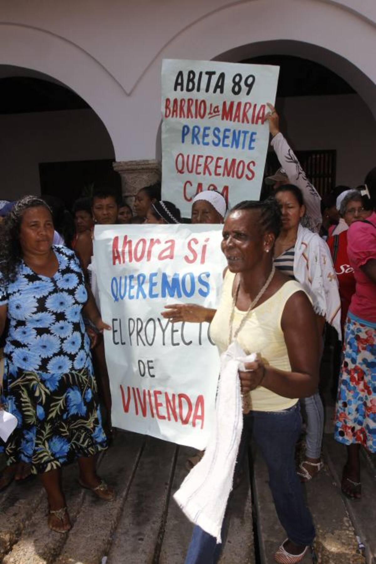 El alcalde Dionisio Vélez habló con la comunidad para calmar los ánimos. Claudia Fortich - El Universal