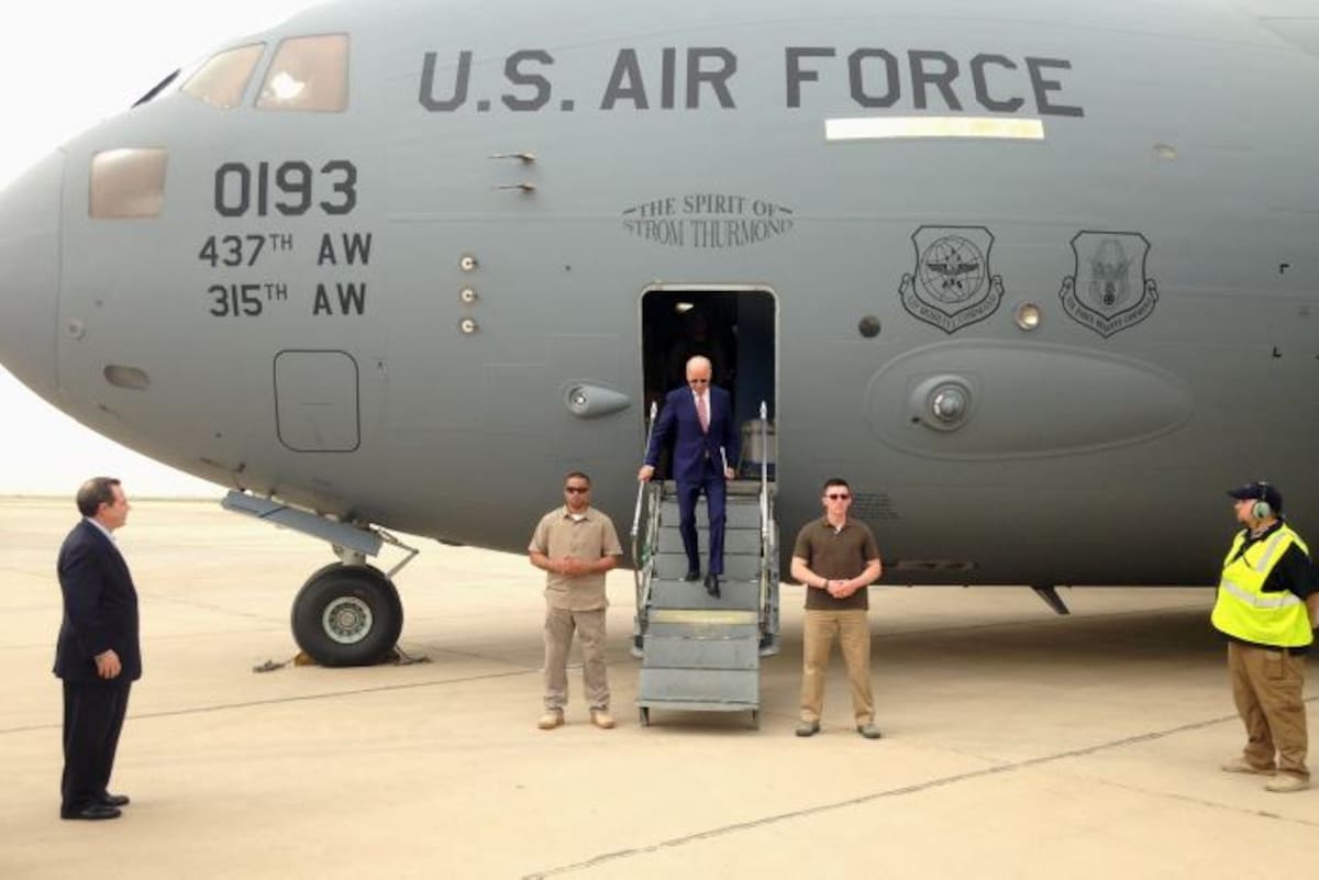 Joe Biden en su llegada a Bagdad. AP Josh Lederman