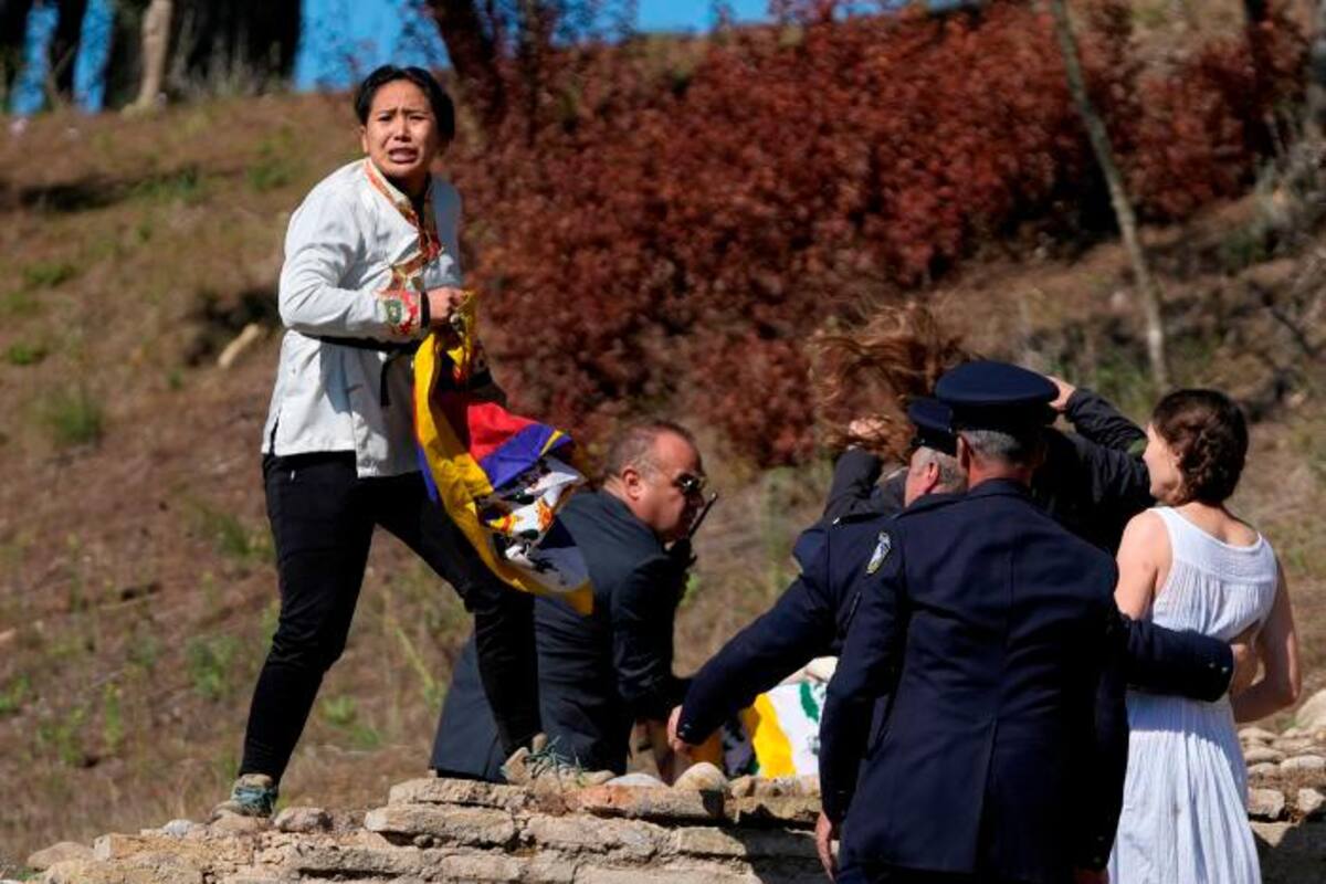 Detienen a activistas por colarse en ceremonia de encendido de llama olímpica