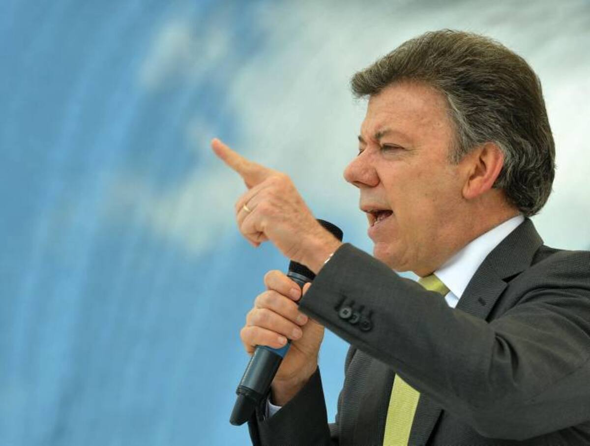 Santos afirmó que la guerrilla sigue siendo una amenaza a la seguridad, pero aseguró que la fuerza pública la combate y, en alusión a una disciplina olímpica, aseguró que “el último salto triple” será el mejor tanto en el tema de seguridad como de crecimiento económico, inversión y empleo. COLPRENSA