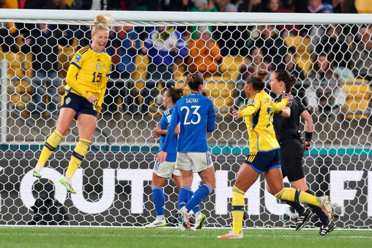 Suecia golea a Italia y clasifica; Francia sorprendió a Brasil