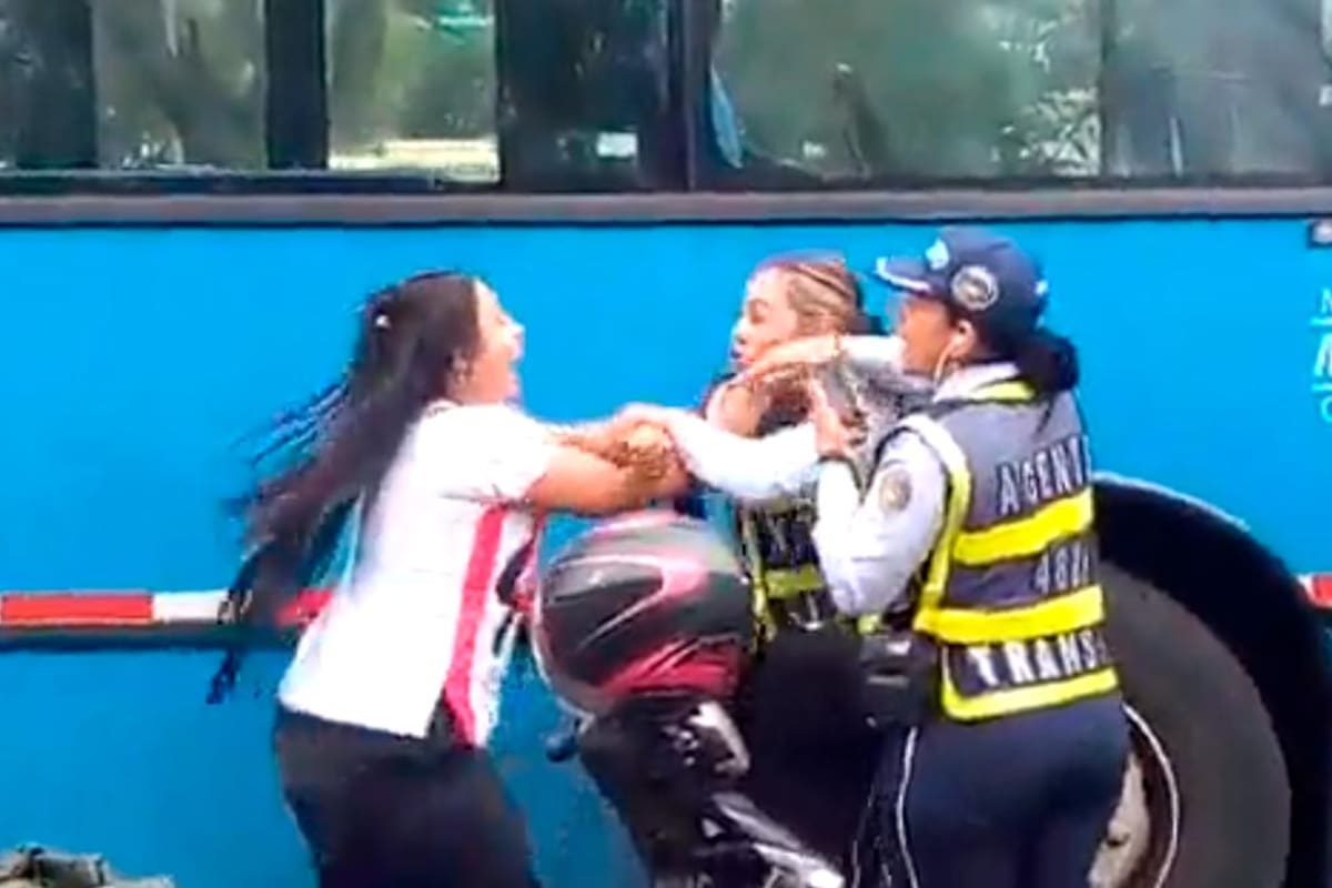 Video: una mujer agredió a dos guardas de tránsito en Cali y luego fue capturada