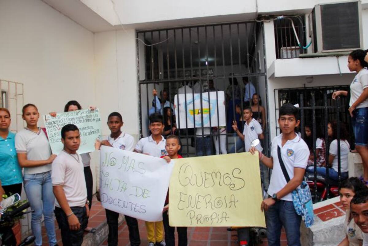 Representantes de los cursos 9° 10° y 11° permanecieron en el sitio hasta que lograron conciliar con la Secretaria de Educación del distrito Luis C. Prado eluniversal.com.co