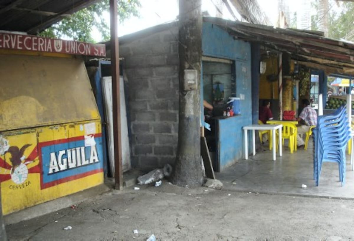 En muchos locales del Mercado del sur se venden bebidas alcohólicas. En muchos locales del Mercado del sur se venden bebidas alcohólicas.
