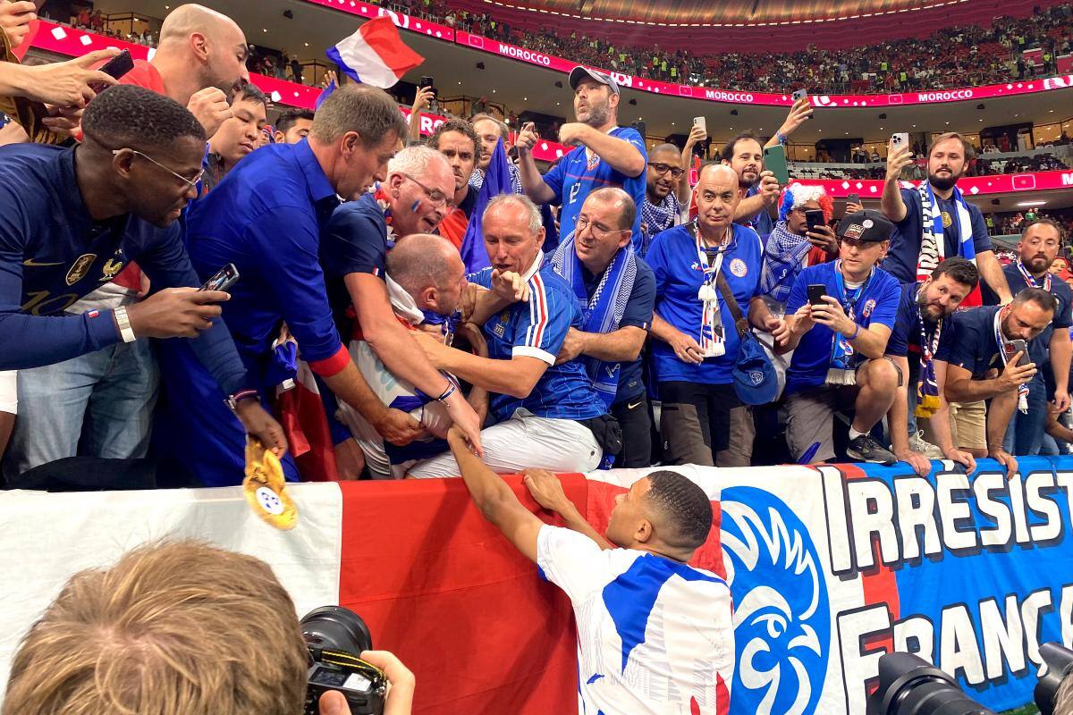 ¡Qué susto! Mbappé, antes del juego, le pegó un balonazo a un hincha francés