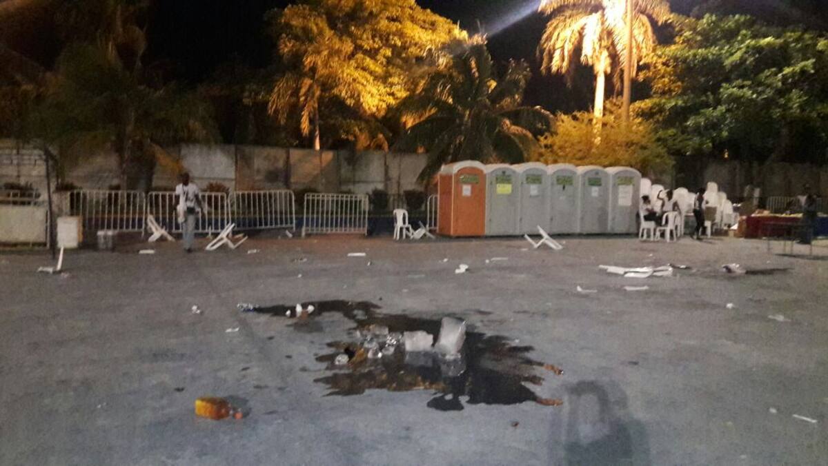 Este es el panorama que dejó la inconformidad de los asistentes por las demoras en el evento. EL UNIVERSAL