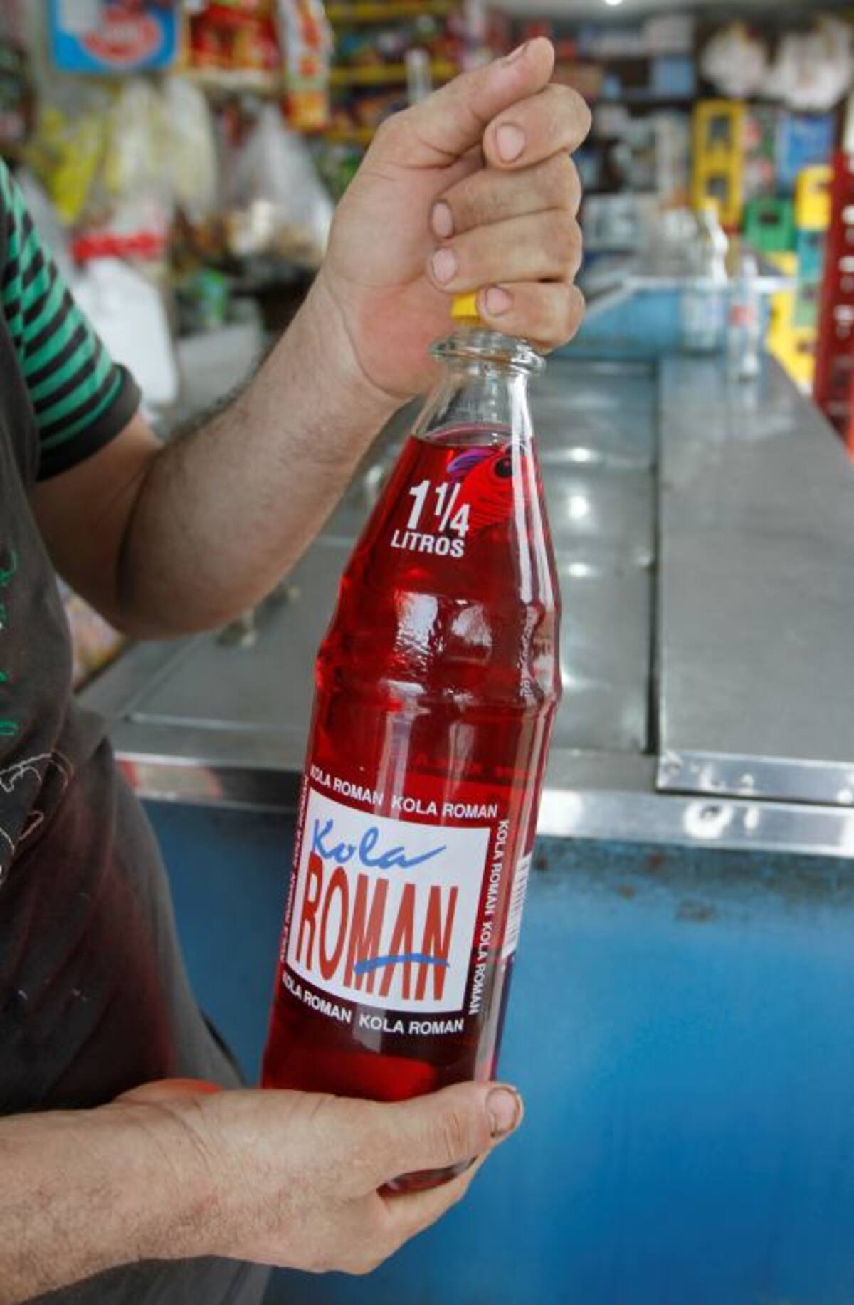 El cuerpo extraño en forma de pez apareció en un envase de Kola Román, en una tienda del barrio Chile. Aroldo Mestre