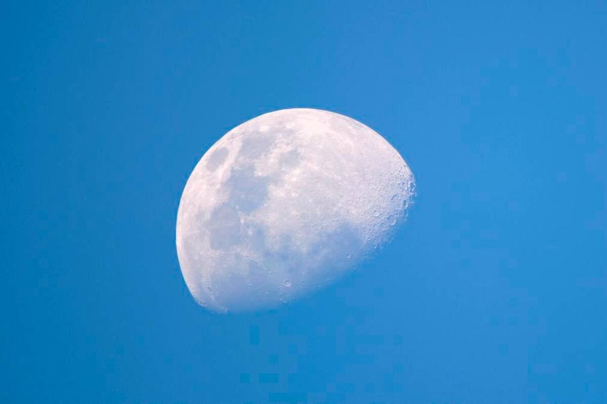Ahora mismo la Luna se ve en el cielo, ¿por qué a veces se ve en el día?