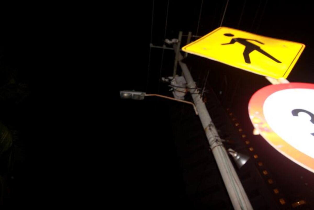 Un sector de esta importante vía se encuentra en la oscuridad, donde se llega a contar hasta ocho luminarias de postes de alumbrado público, totalmente dañadas. Lorena Henriquez Laborde
