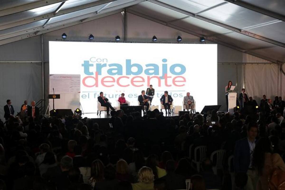 Ministerio de trabajo y Presidente Iván Duque firma pacto por el trabajo decente con empresarios. Colprensa - Álvaro Tavera