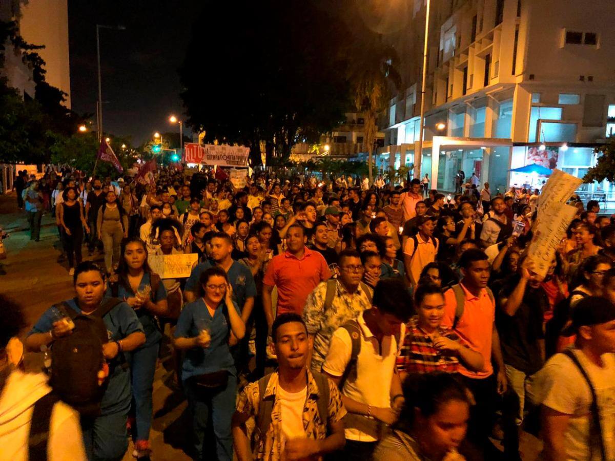 Las centrales obreras, pensionados, organizaciones sociales y estudiantes en Cartagena no cesan las manifestaciones contra el llamado “paquetazo de Iván Duque”. // Foto: Nayib Gaviria.