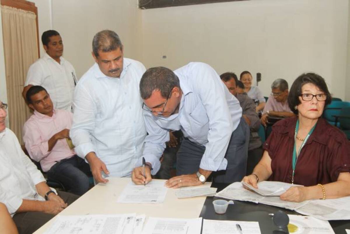 Audiencia de entrega de títulos ejecutivos, en la Contraloría Departamental. En primer plano aparece Orlando Cogollo, alcalde de Arjona, y el contralor Óscar Pardo. JULIO CASTAÑO - EL UNIVERSAL