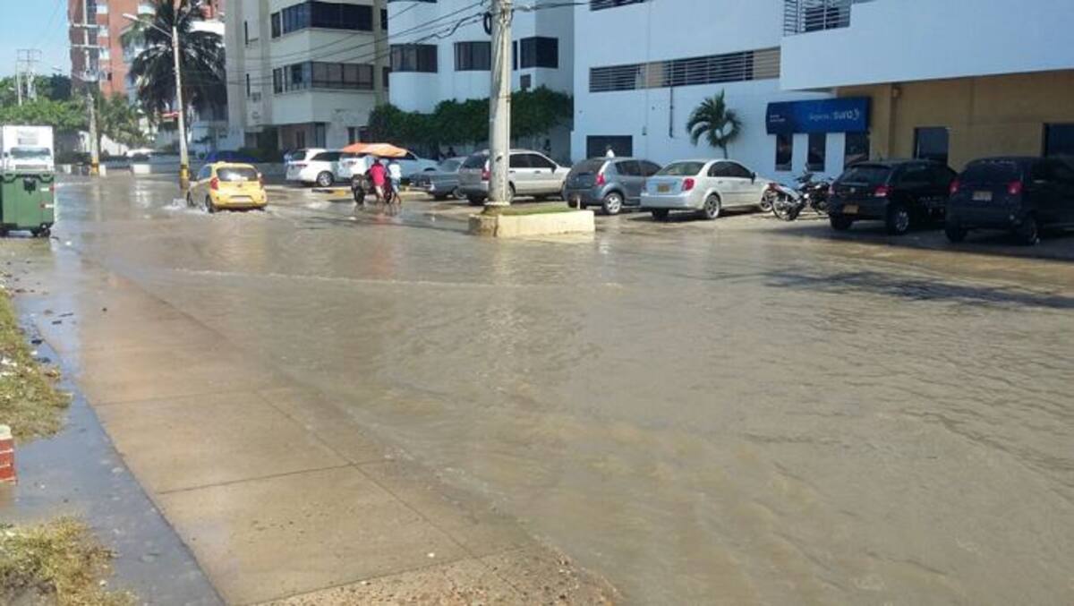 El fuerte oleaje mantiene a la avenida Malecón, en Bocagrande, inundada. Julio Castaño - El Universal