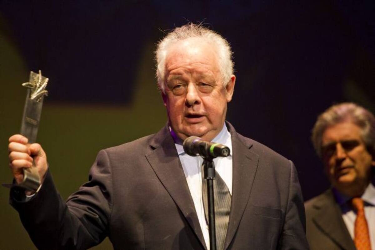 Director irlandés Jim Sheridan sostiene el Premio Internacional de Guadalajara en honor a su carrera en el 29 ª Festival Internacional de Cine de Guadalajara en Guadalajara AFP HECTOR GUERRERO