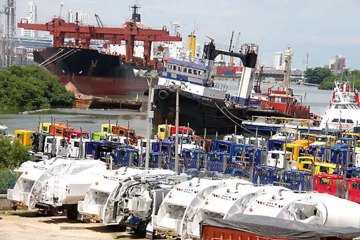 Los patios de Muelles El Bosque lucían ayer atestados de vehículos. ZENIA VALDELAMAR/ EL UNIVERSAL
