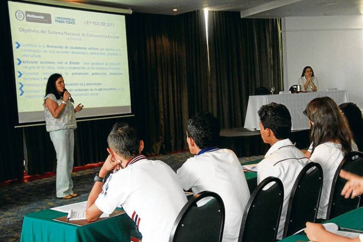 Olga Zárate, del Ministerio de Educación, y Clara Inés Sagre, secretaria (e) de Educación del Distrito, hicieron la apertura del encuentro en el Hotel Almirante Cartagena. ZENIA VALDELAMAR / EL UNIVERSAL