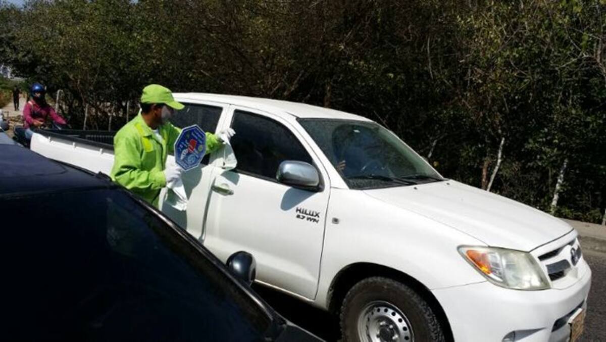 A los conductores que pasaban por el sector, se les entregaban pequeñas bolsas recolectoras de basura.