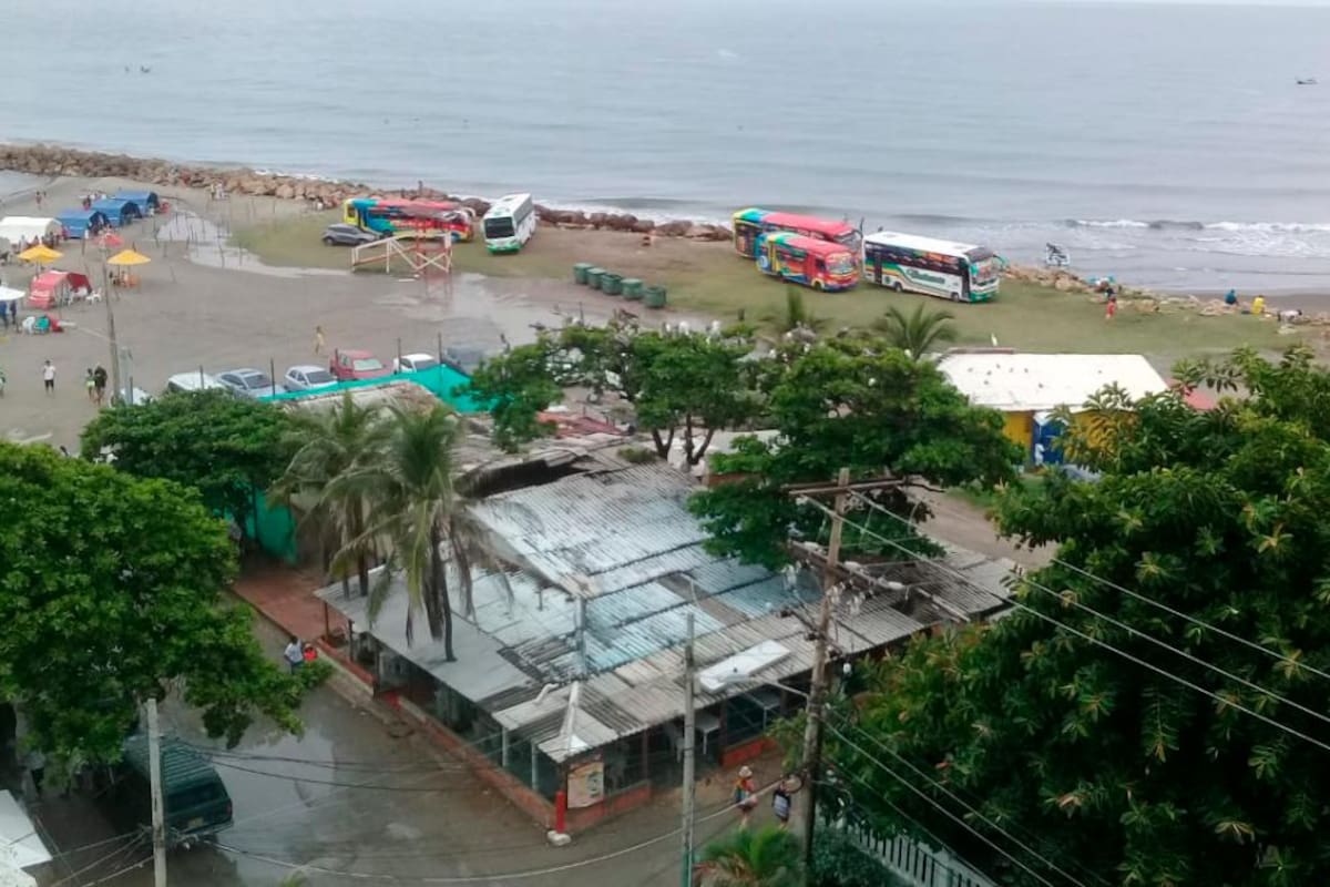 Denuncian parqueo de vehículos en playas de Cartagena