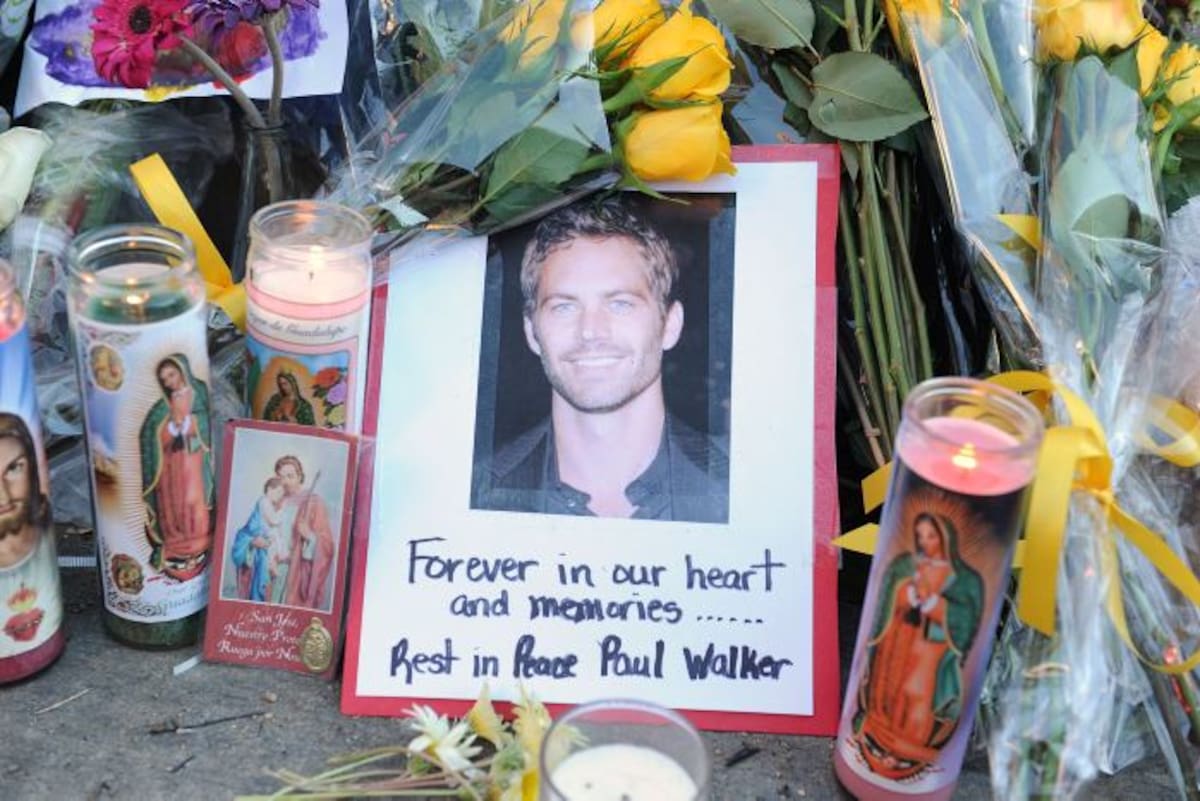 Cientos de personas despidieron a Paul Walker en el lugar del accidente. AFP ROBYN BECK