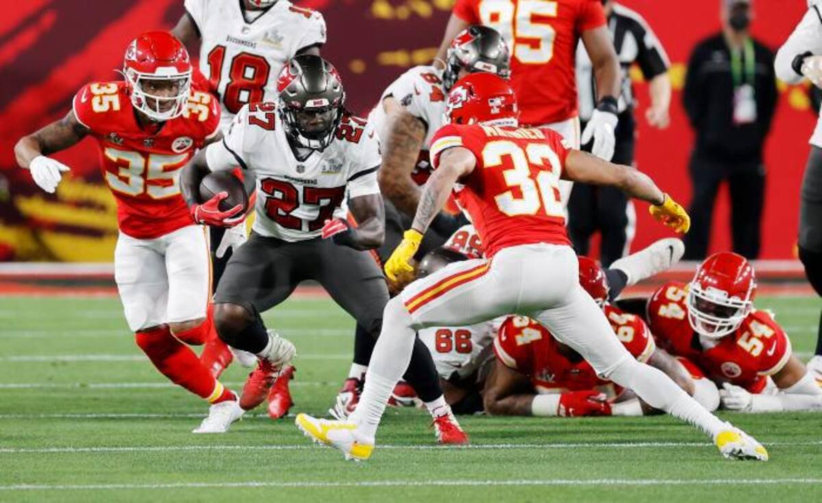 Ronald Jones de los Buccaneers avanza con el balón. // AP