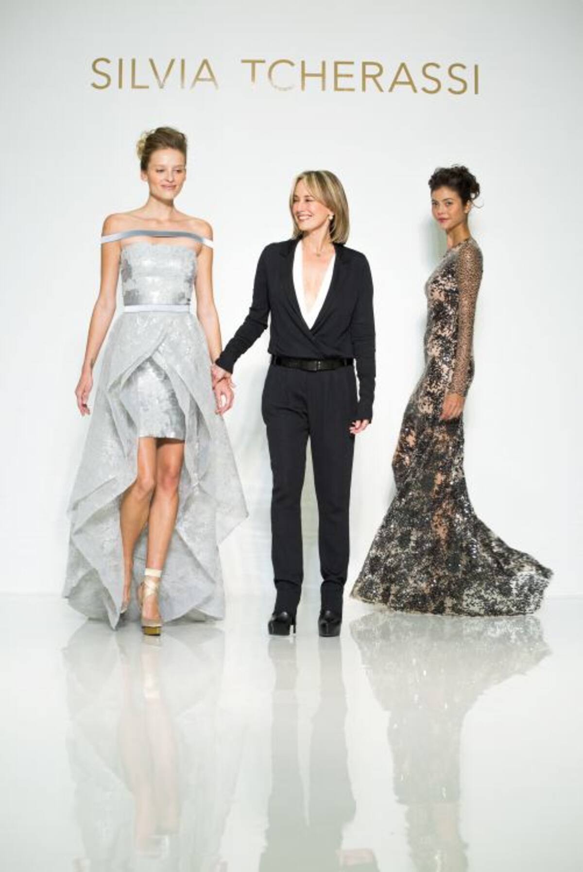 Silvia, con las modelos, al finalizar el desfile.