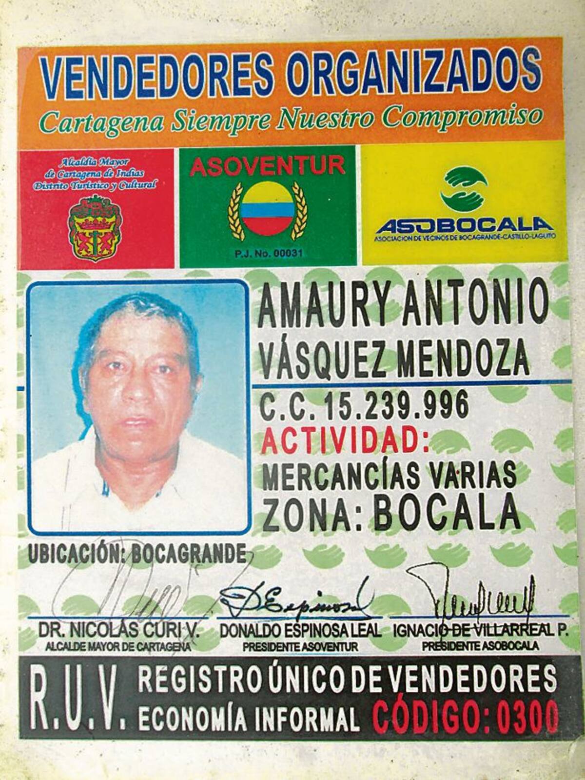 Este carnet es el ‘as bajo la manga’ con el que Amaury Vásquez acredita su condición como vendedor autorizado y con derechos constitucionales. PEDRO TORRES, GENTE BAHÍA-EL UNIVERSAL
