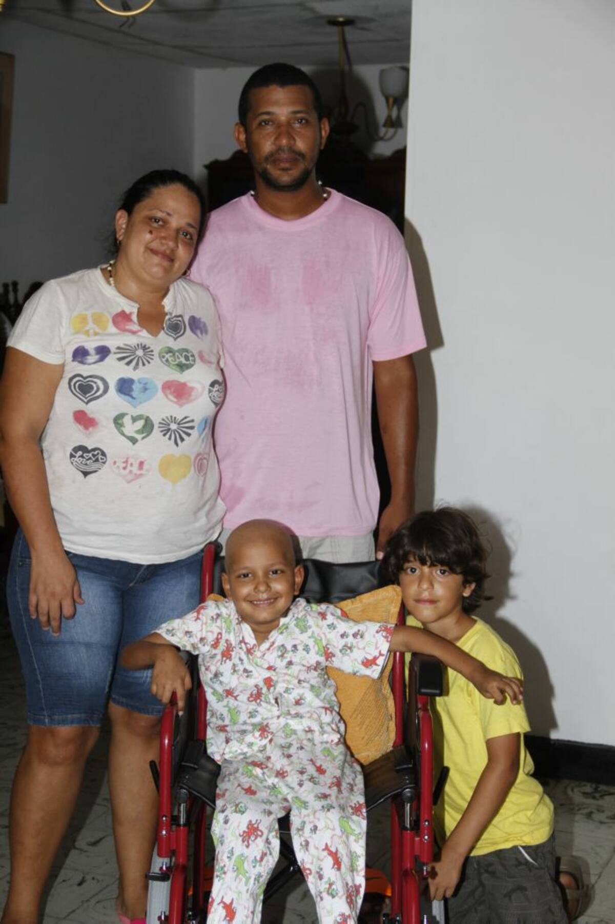 Jesús Valentín recibió muy contento la silla de ruedas junto a su familia. ÓSCAR DÍAZ- EL UNIVERSAL