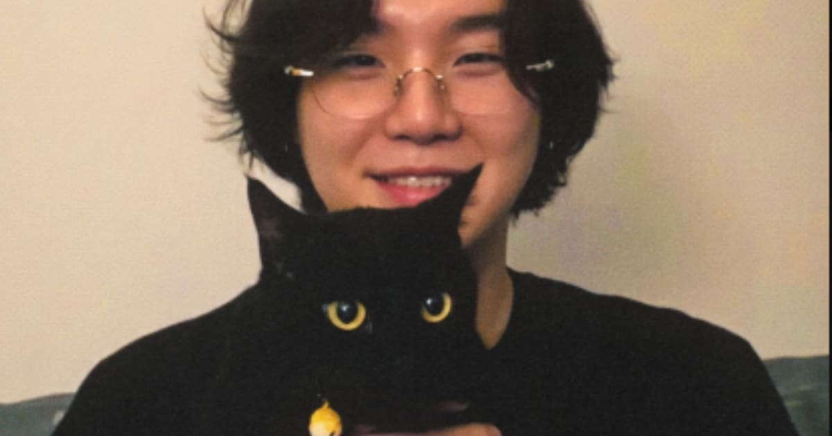 Suga de BTS reaparece tras dos años de silencio y presenta a su mascota