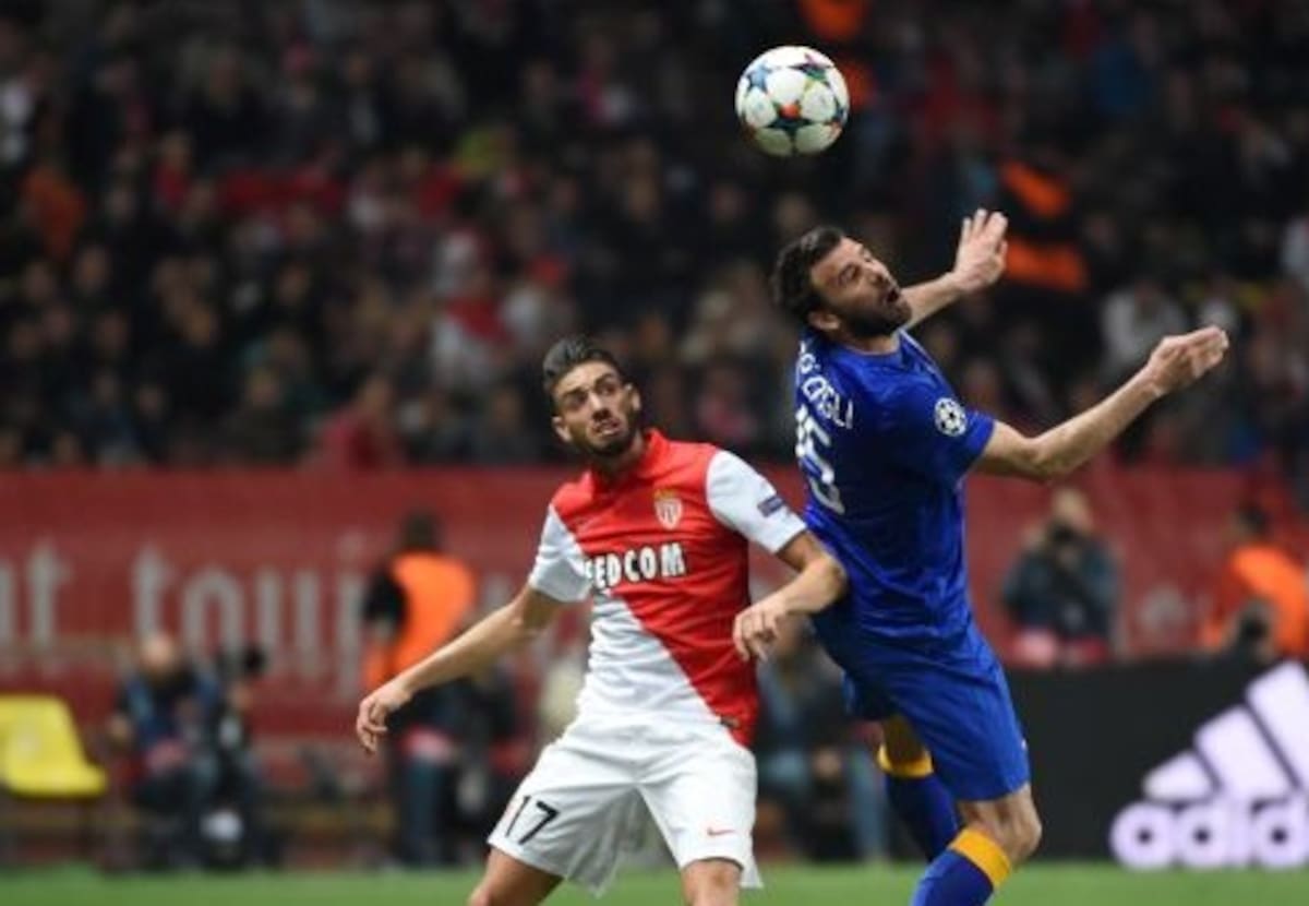 Yannick Ferreira Carrasco disputa el balón con Barzagli durante el Mónaco vs Juventus. AFP PASCAL GUYOT