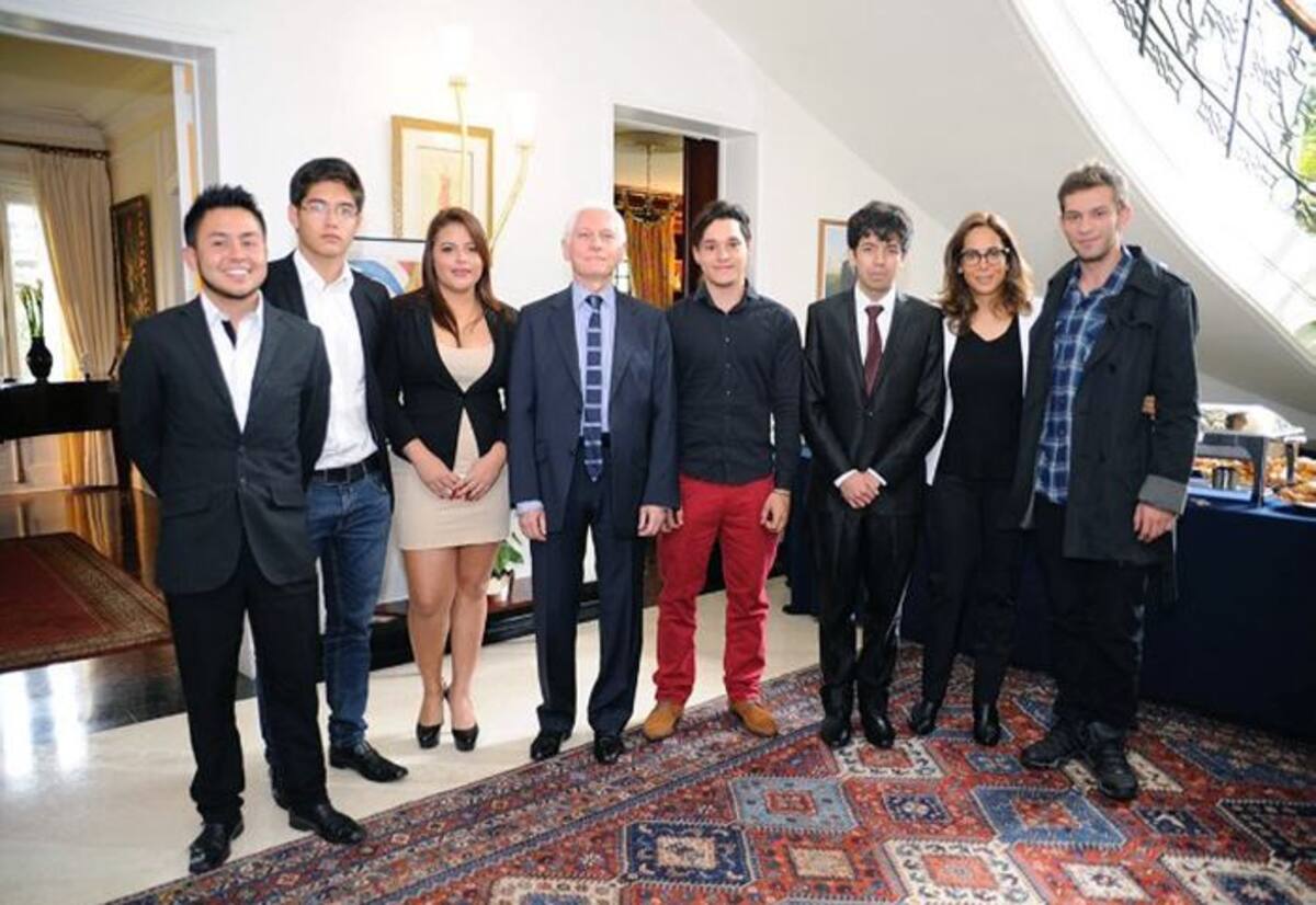 Los jóvenes fueron despedidos por la ministra de Educación, Gina Parody. CORTESÍa.