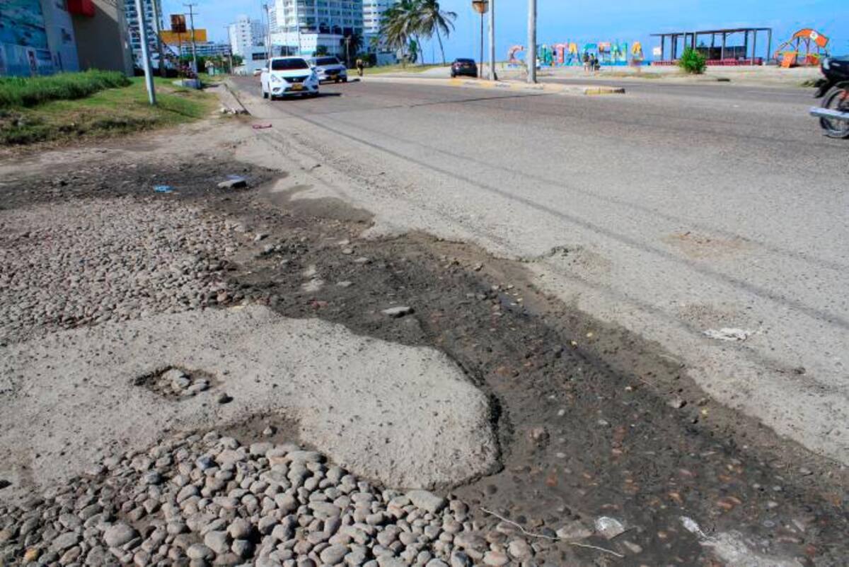 Los huecos están distribuidos en toda la avenida. //Foto: Julio Castaño Beltrán.