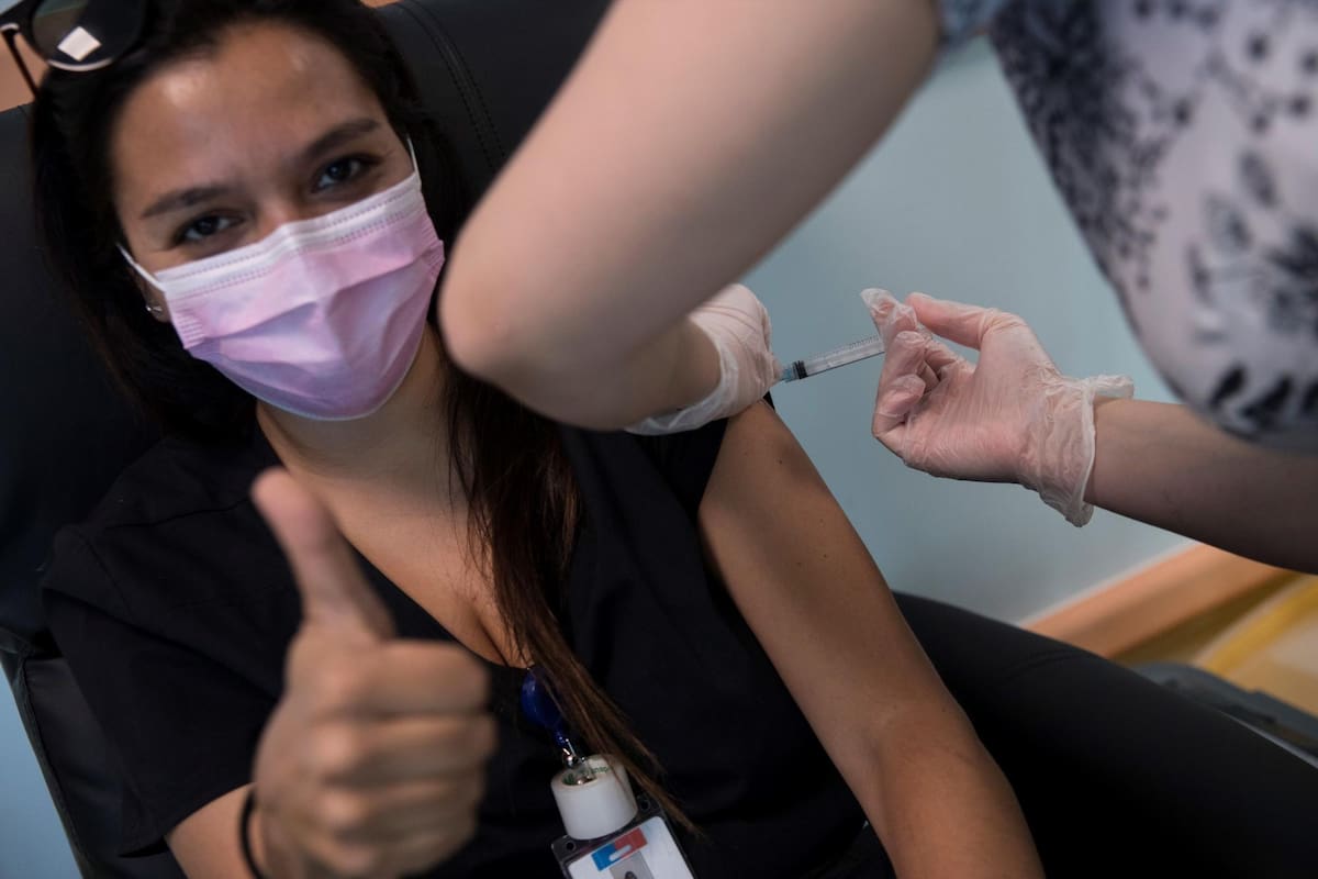 Chile ya vacunó a 5.000 sanitarios en plena segunda ola de la pandemia
