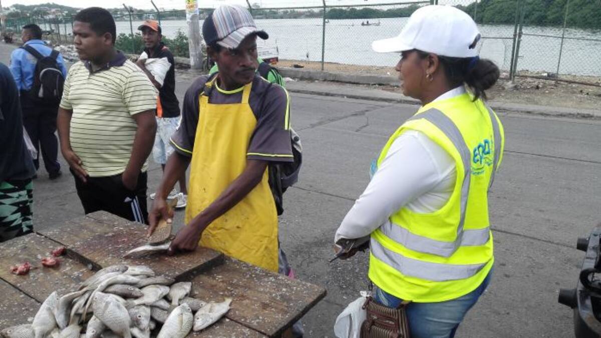 Las charlas de educación ambiental estuvieron dirigidas a vendedores de pescado, plátano y verduras. //Cortesía.