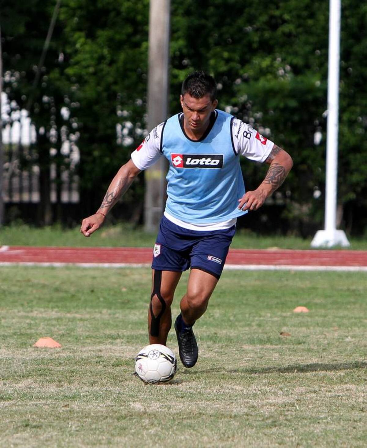 El zaguero central Humberto Mendoza (centro) afrontará su segunda temporada con el Real Cartagena. Archivo