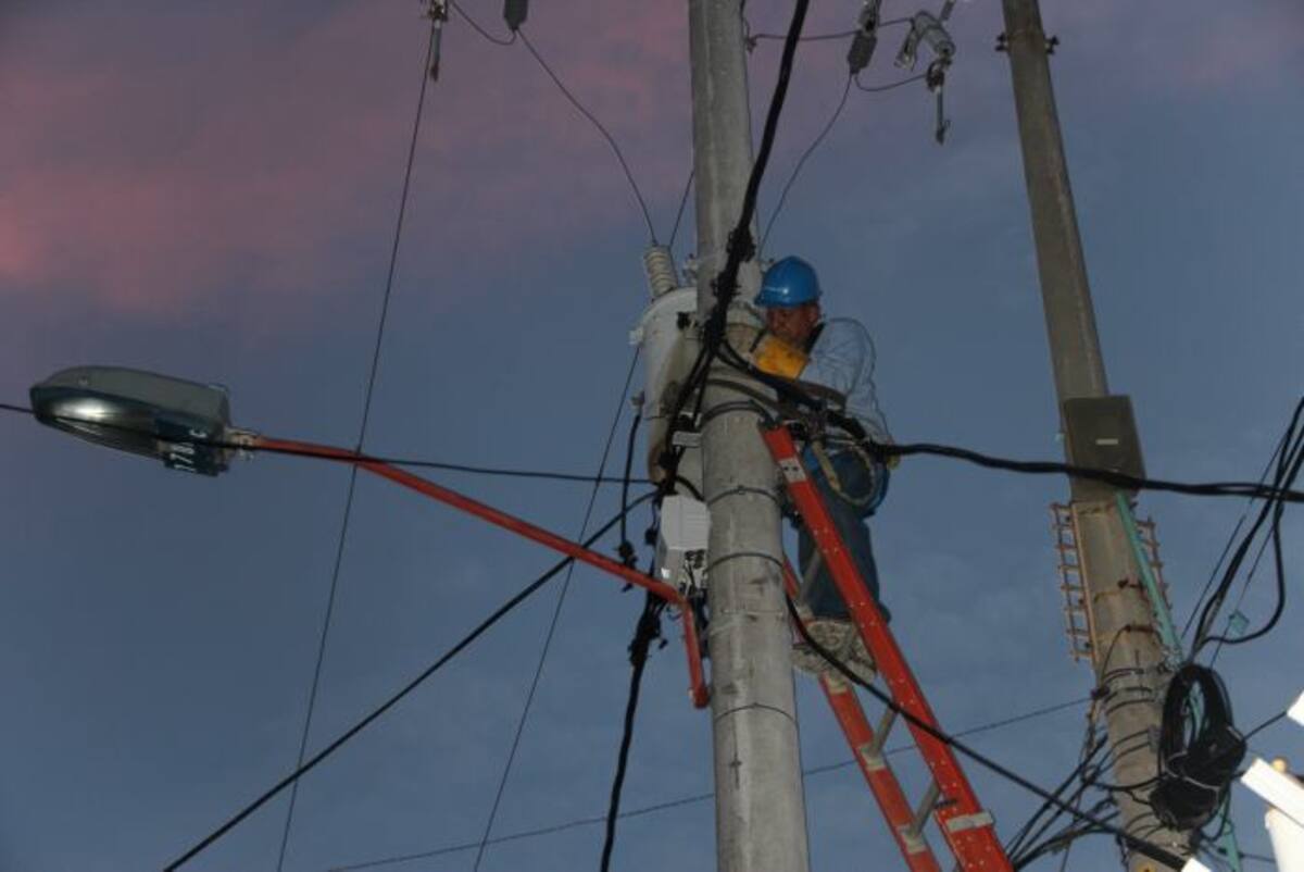 Personal de Electricaribe realizando trabajos en el transformador. DANIELA BUELVAS - EL UNIVERSAL