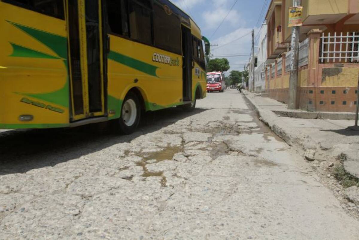 La principal del Campestre es una vía por la que atraviesan vehículos de carga pesada y busetas de servicio público. Julio Castaño- El Universal.