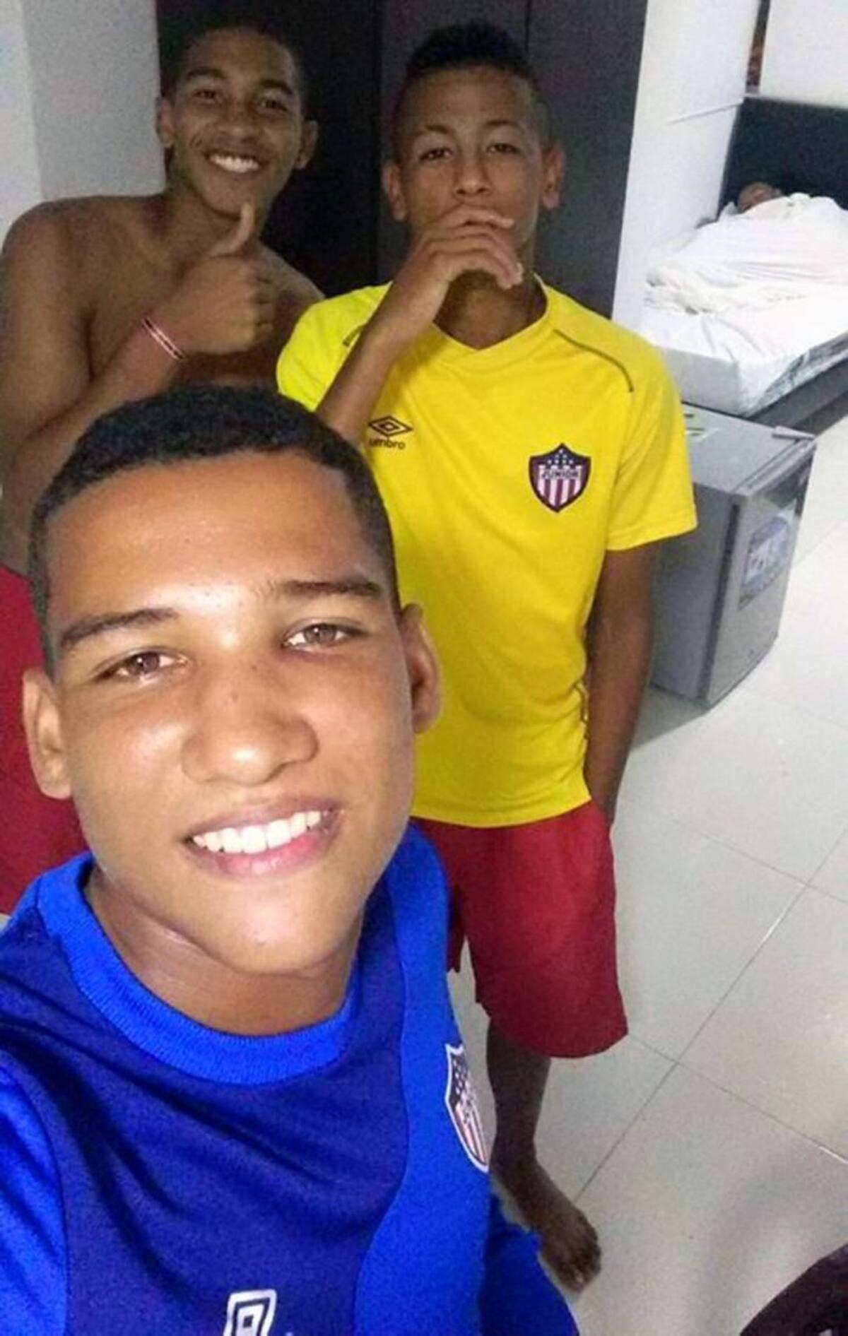 Luis Ángel Pérez, celebra clasificación a la final con dos compañeros de la Selección Atlántico.