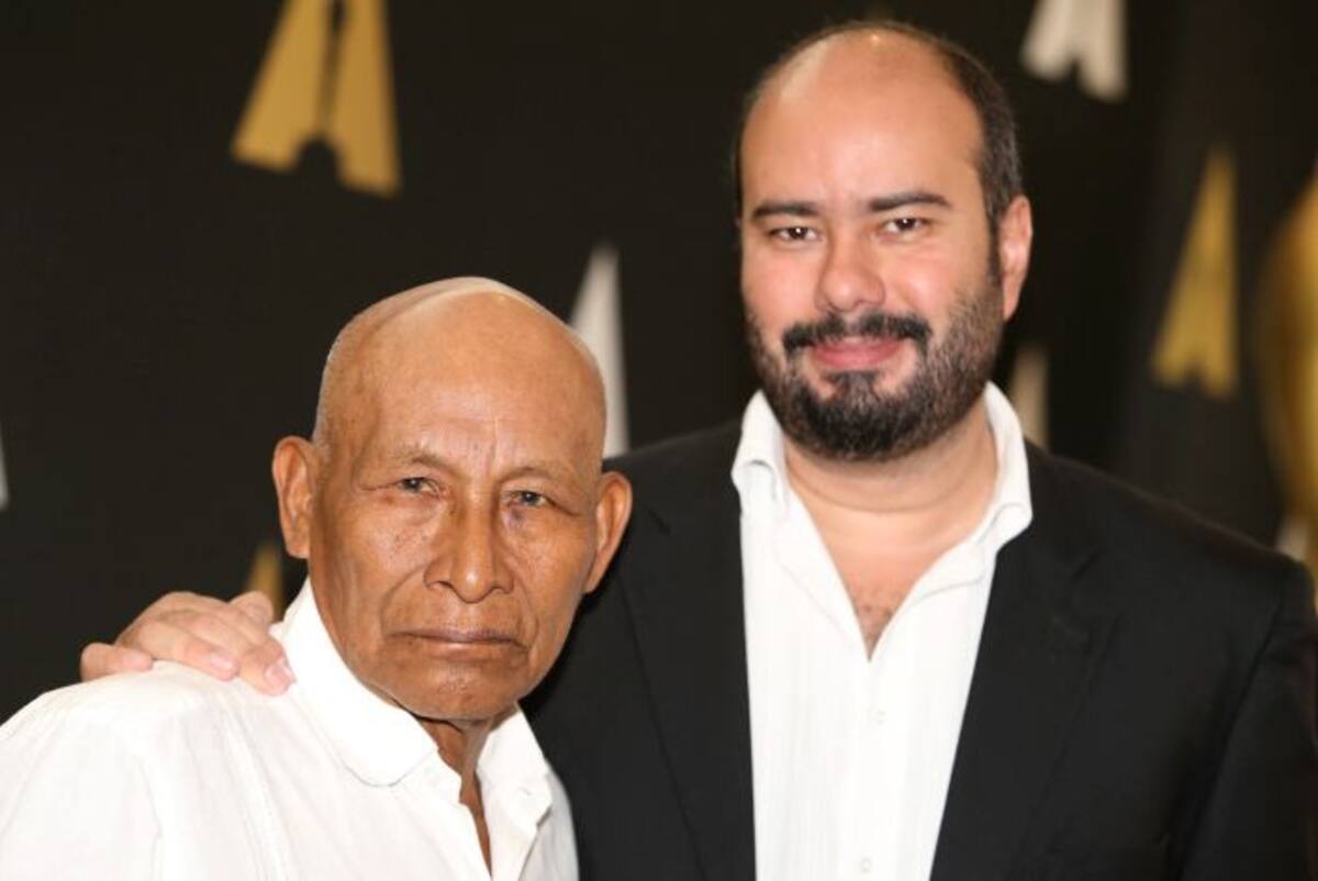 Ciro Guerra junto a uno de los protagonistas de la película "El Abrazo de la Serpiente". AP Omar Vega