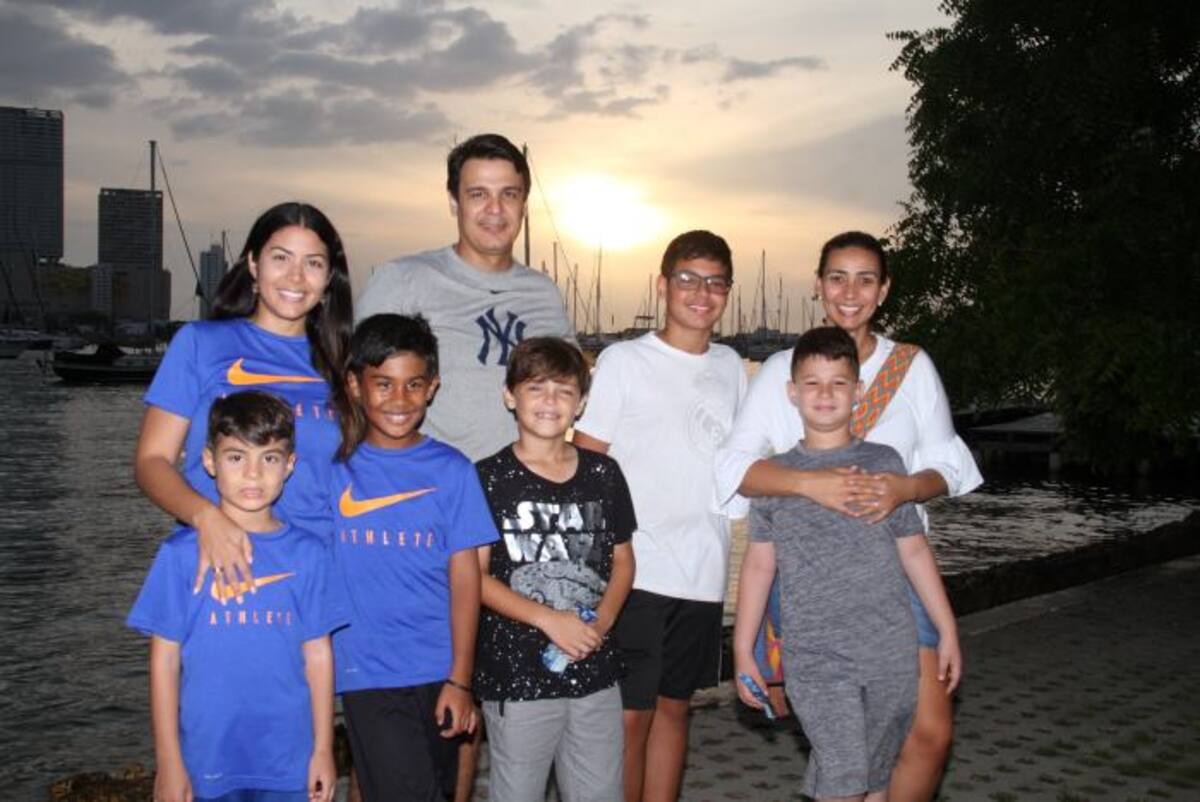 Atrás: María Camila Ripoll, Juan Carlos Fernández, Saúl Palencia y Gisela Tovar; adelante: Juan Pablo Fernández Ripoll y Diego Fernández Ripoll, Romano Arais y Simón Palencia. ZENIA VALDELAMAR - EL UNIVERSAL